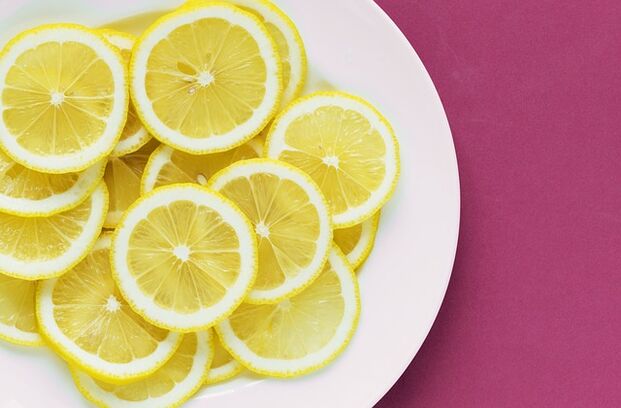 Limoni përmban vitaminë C, e cila është një stimulues i fuqisë